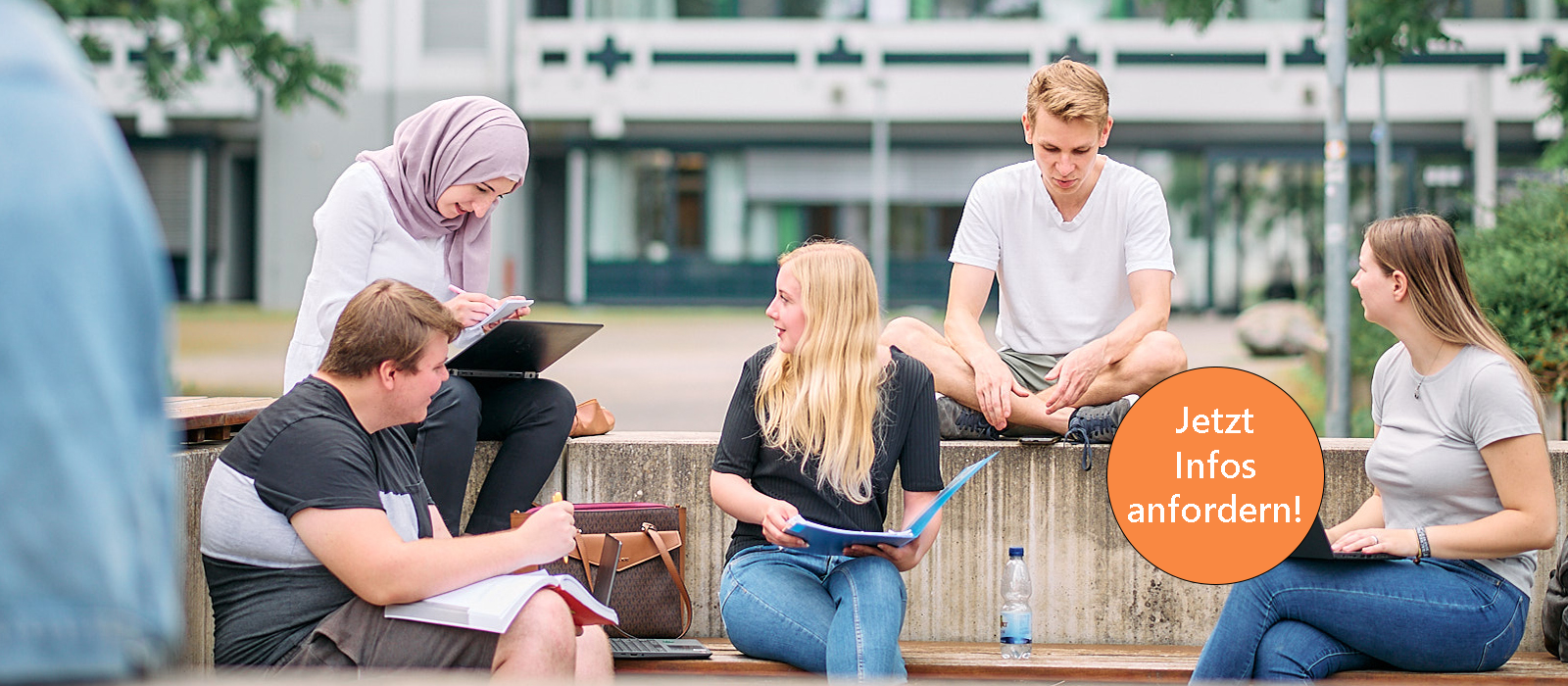 Studierende auf dem Campus