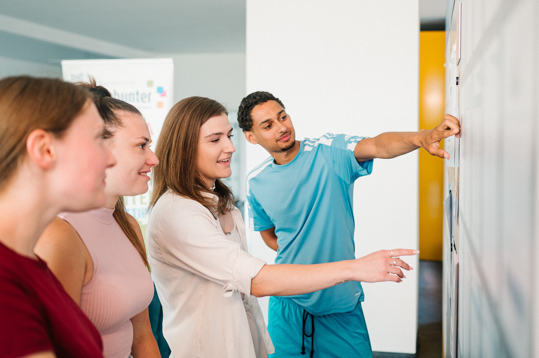 Studierende vor Infoboard