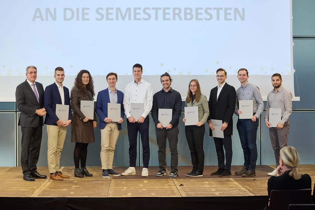 Wurden im festlichen Rahmen gefeiert: Die Semesterbesten aus allen fünf Fakultäten (hier zu sehen die Fakultät Technik).