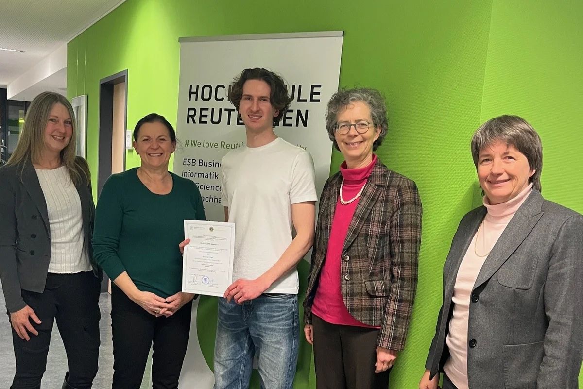 Übergabe des 38. Go-Out-Lions Stipendiums an Alexander Wegle.