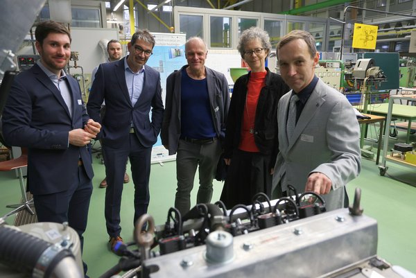 Die Einweihung der Wasserstoffinfrastruktur verdeutlicht die enge Zusammenarbeit von Forschung, Wirtschaft, Kommunen und Politik in Baden-Württemberg. Von links nach rechts: Daniel Jentsch (RRI), Staatssekretär Dr. Andre Baumann, Thomas Poreski MdL (Bündnis 90/Die Grünen), Hochschulpräsidentin Prof. Dr. Sabine Löbbe und Prof. Dr. Gernot Schullerus. Foto: Hochschule Reutlingen