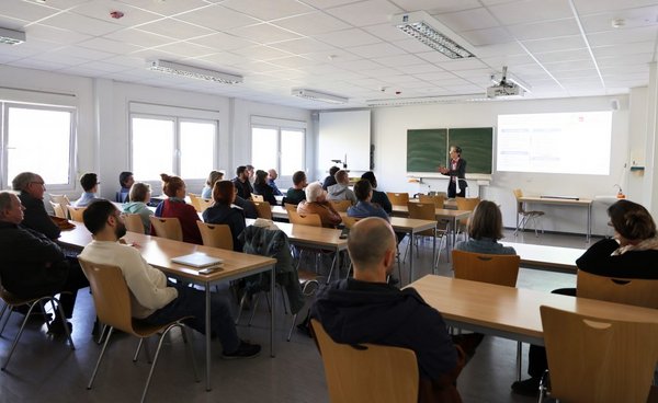 Professorin und Projektleitende Dr. Sabine Löbbe stellt sich den Fragen des Publikums.