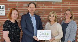 Eduard-Spranger-Schulerhält als erste Konzept-Partnerschule das Projektschild „startlearnIng“. 