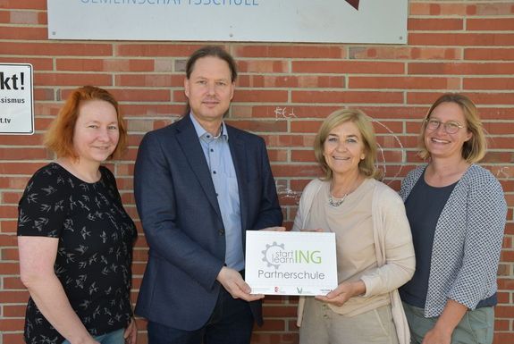 Eduard-Spranger-Schulerhält als erste Konzept-Partnerschule das Projektschild „startlearnIng“. 