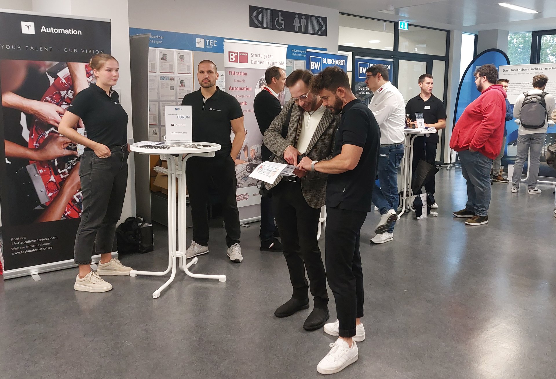 Studierende lassen sich beim Industriepartnertag beraten.