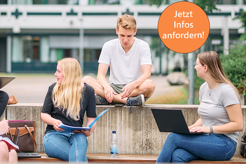 Studierende auf dem Campus