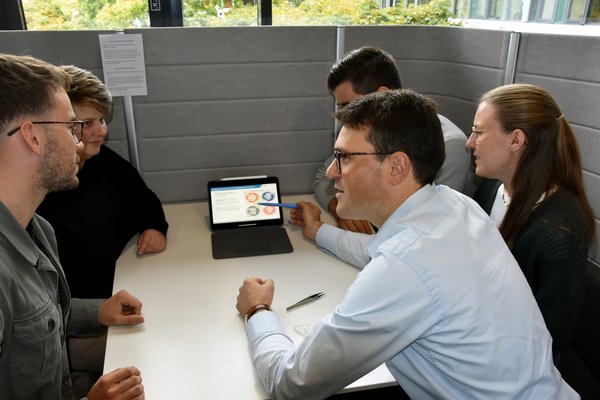 Studierende mit Professor