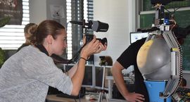 Stefanie Molitor, DAS DING-Redakteurin filmt und interviewt Leonie und die RT--Lions, die in den Startlöchern sind zur RoboCup-Weltmeisterschaft in Japan. 