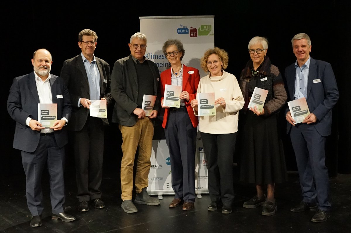 Projektleitung und regionale Partnerinnen und Partner präsentieren den Entwurf der Abschlussbroschüre mit 18 Empfehlungen: (v. l. n. r.) Prof. Dr. Stephan Seiter, Dr.-Ing. Volker Kienzlen, Arne Braun, Prof. Dr. Sabine Löbbe, Angela Weiskopf, Gudrun Heute-Bluhm, Prof. Dr.-Ing. Bernd Thomas. (Foto: Hochschule Reutlingen)