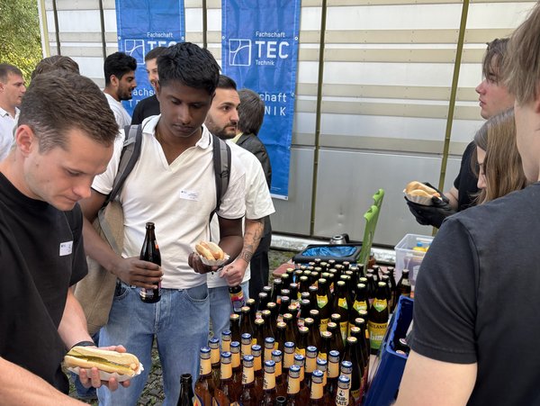 Erstis starten mit Hotdogs und guter Stimmung ins Studium