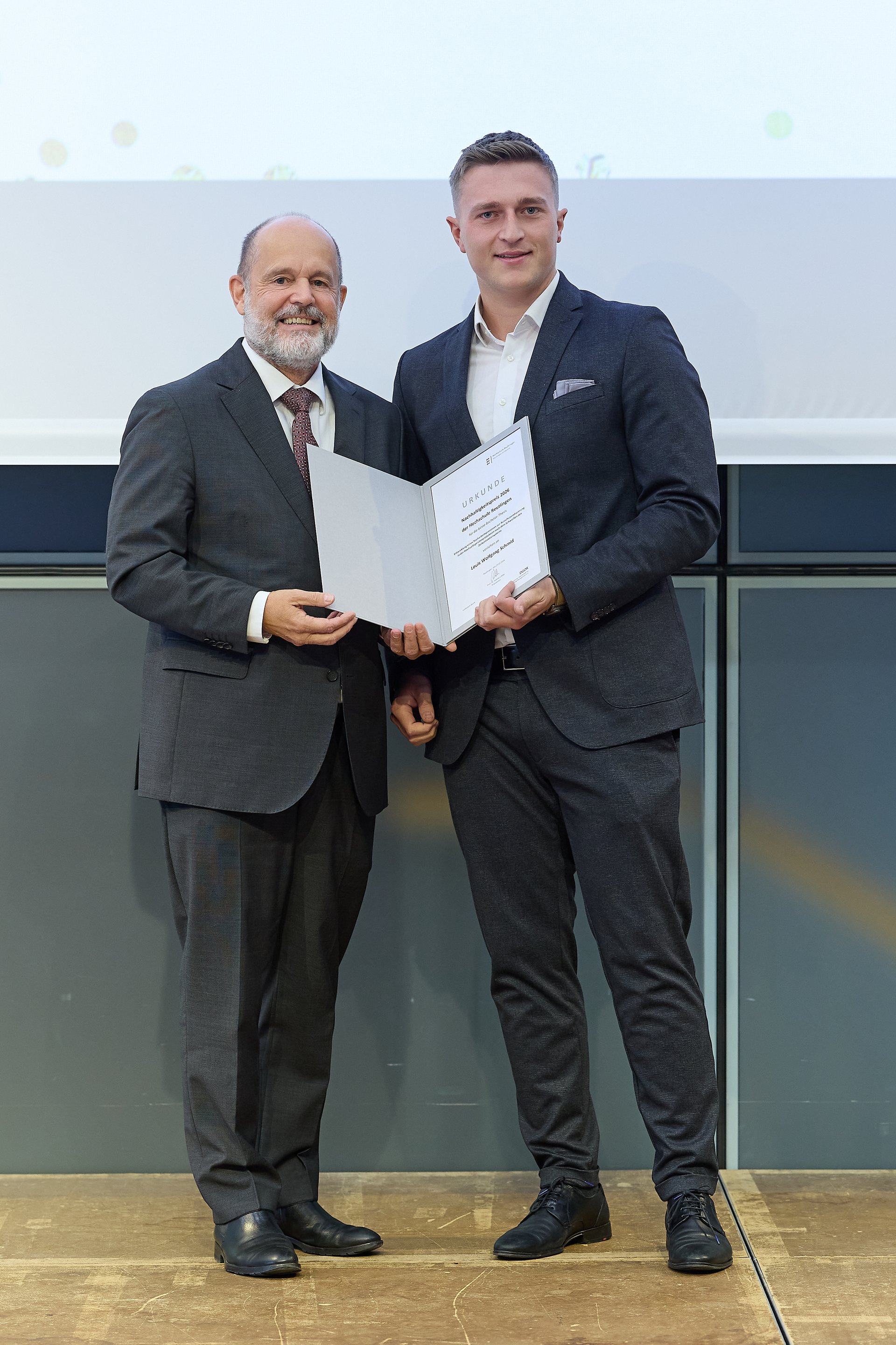 Prof. Seiter überreichte Louis Schmid den Nachhaltigkeitspreis für die beste Bachelorarbeit.