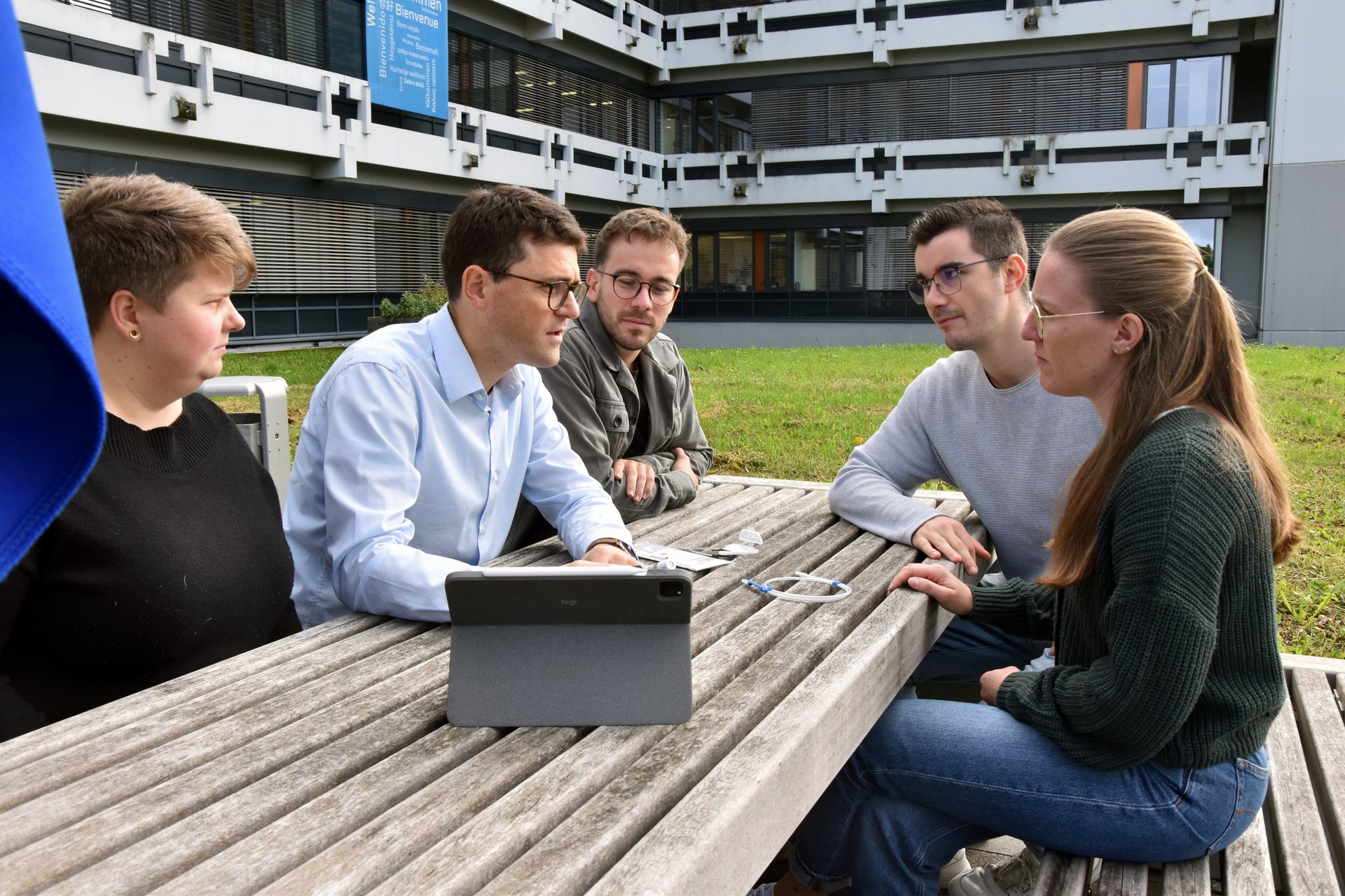 Professor mit Studierenden