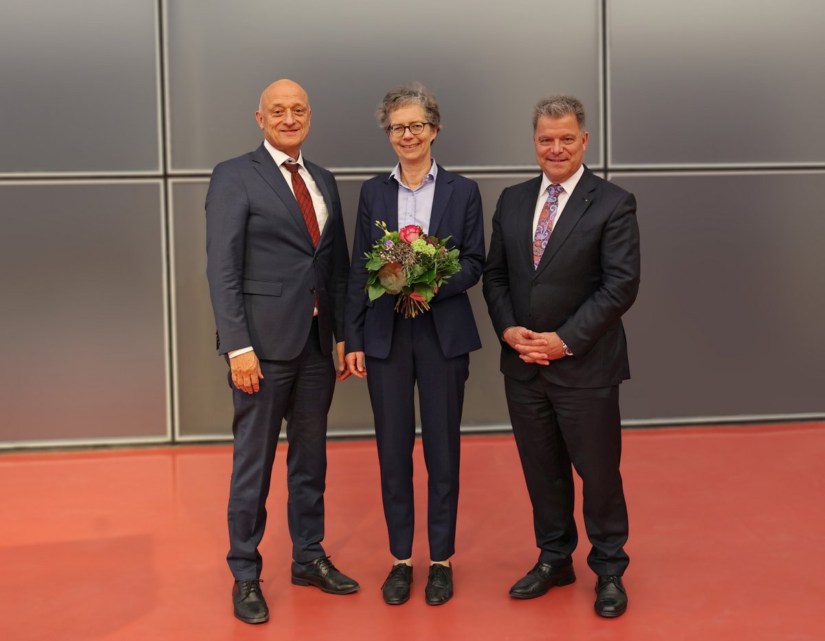 Prof. Dr. Sabine Löbbe (Mitte) wurde zur neuen Präsidentin gewählt. Der amtierende Präsident, Prof. Dr. Hendrik Brumme (links) sowie der Vorsitzende des Hochschulrats, Christian O. Erbe gratulieren ihr zum Wahlergebnis.