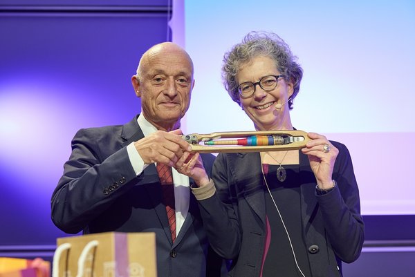 Prof. Brumme übergibt das Weberschiffchen an seine Nachfolgerin Prof. Löbbe