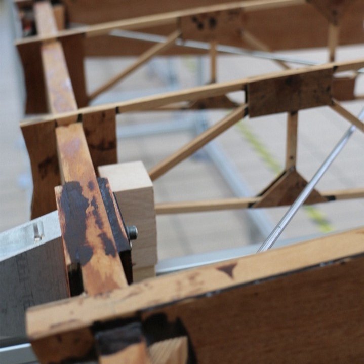 Noch unbespannte untere Flügel