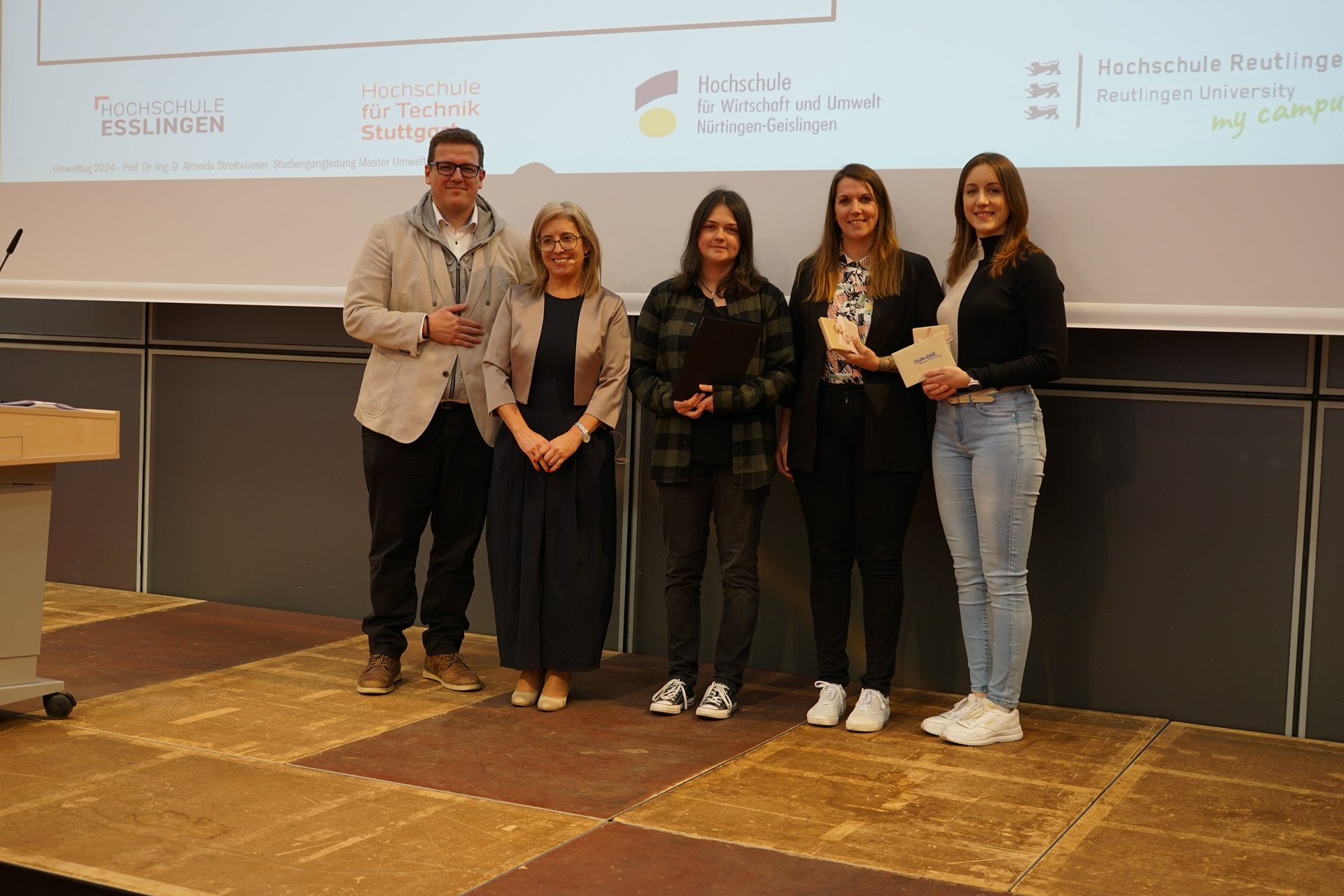 Herr Dominik Nusser von den Kreiskliniken Reutlingen und Studiendekanin Prof. Almeida Streitwieser mit den Gewinnerinnen des Poster-Wettbewerbs, Ayla Galan, Jennifer Rix und Elena Hoffmann (von links)