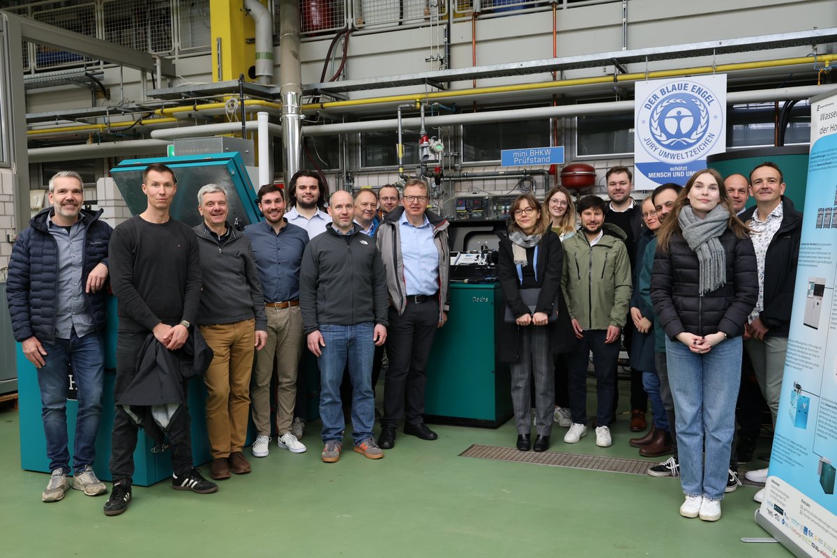 Gruppenbild des Arbeitskreises am BHKW-Prüfstand der Hochschule. Foto: Hochschule Reutlingen