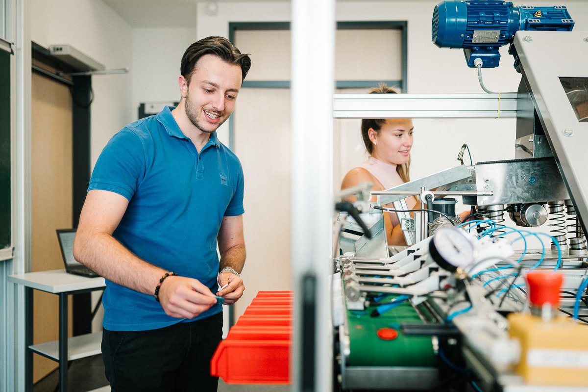 Masterstudierende im Labor