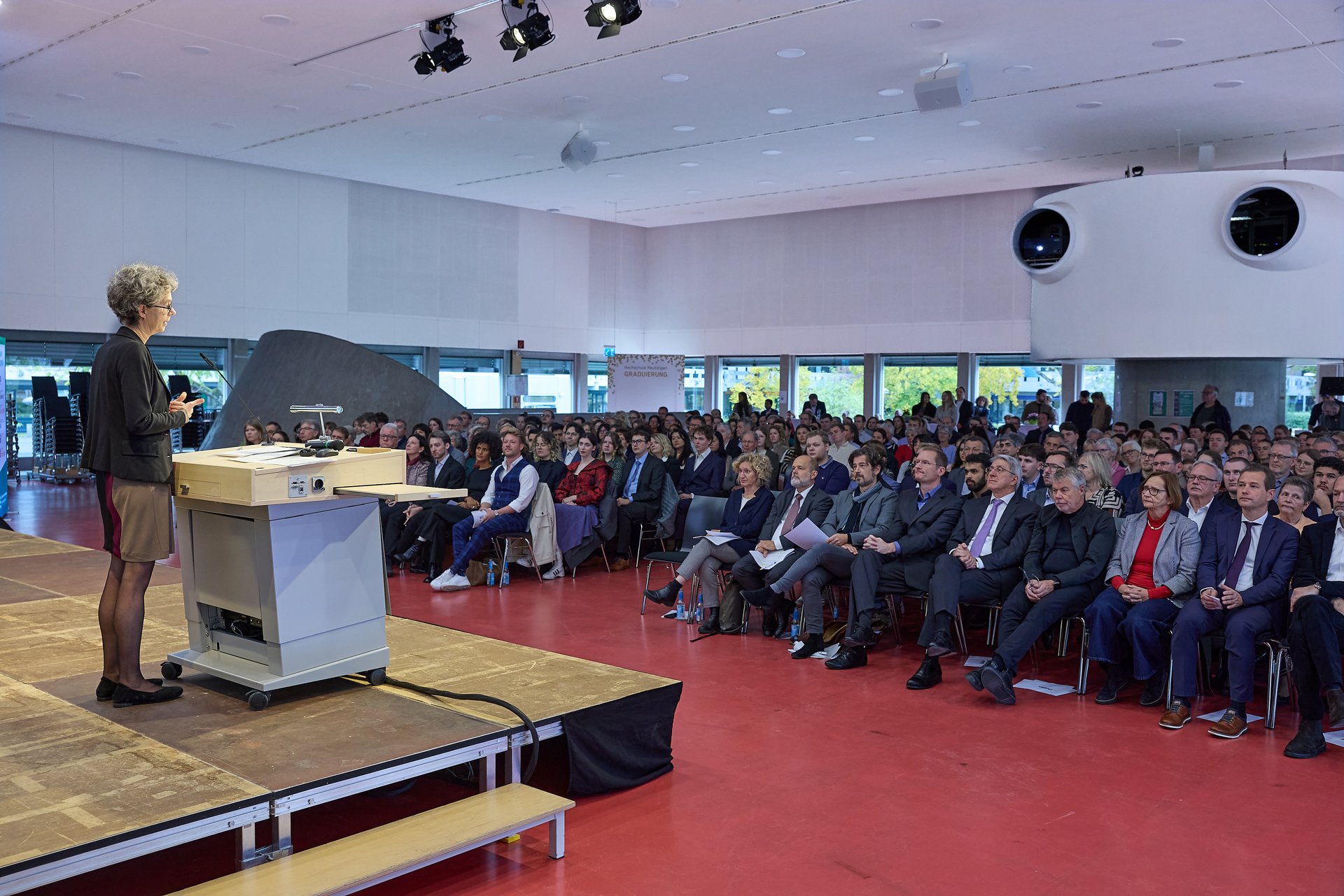 Präsidentin Prof. Löbbe gratulierte bei der Graduierungsfeier in der Aula.