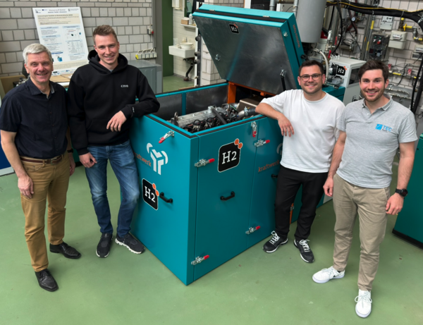 „Das Wasserstoff-BHKW am Prüfstand der Hochschule Reutlingen“ v.l.: Prof. Dr.-Ing Bernd Thomas (Projektleiter), Marius Hölz, Louis Branz (beide Masterstudenten), M.Sc. Daniel Jentsch (wiss. Mitarbeiter und Promotionsstudent)